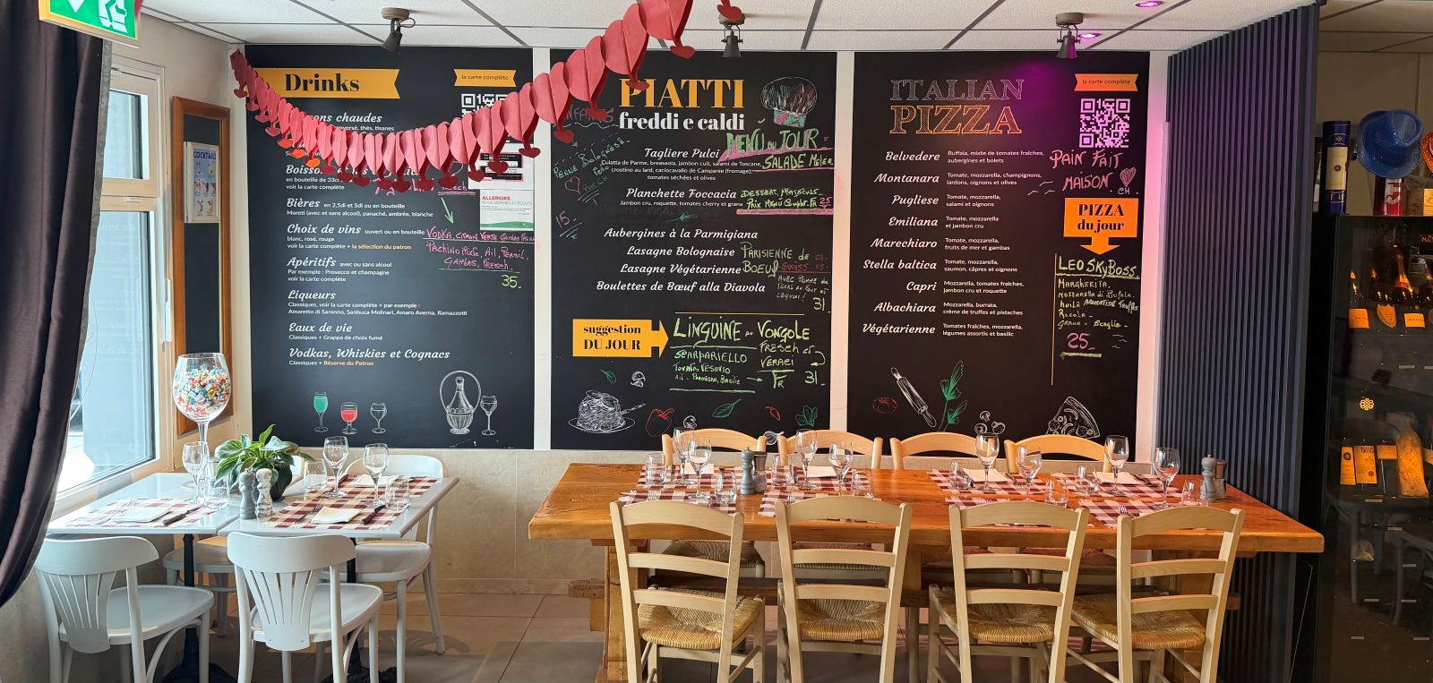Intérieur chaleureux du restaurant italien Pulci2 à Rolle